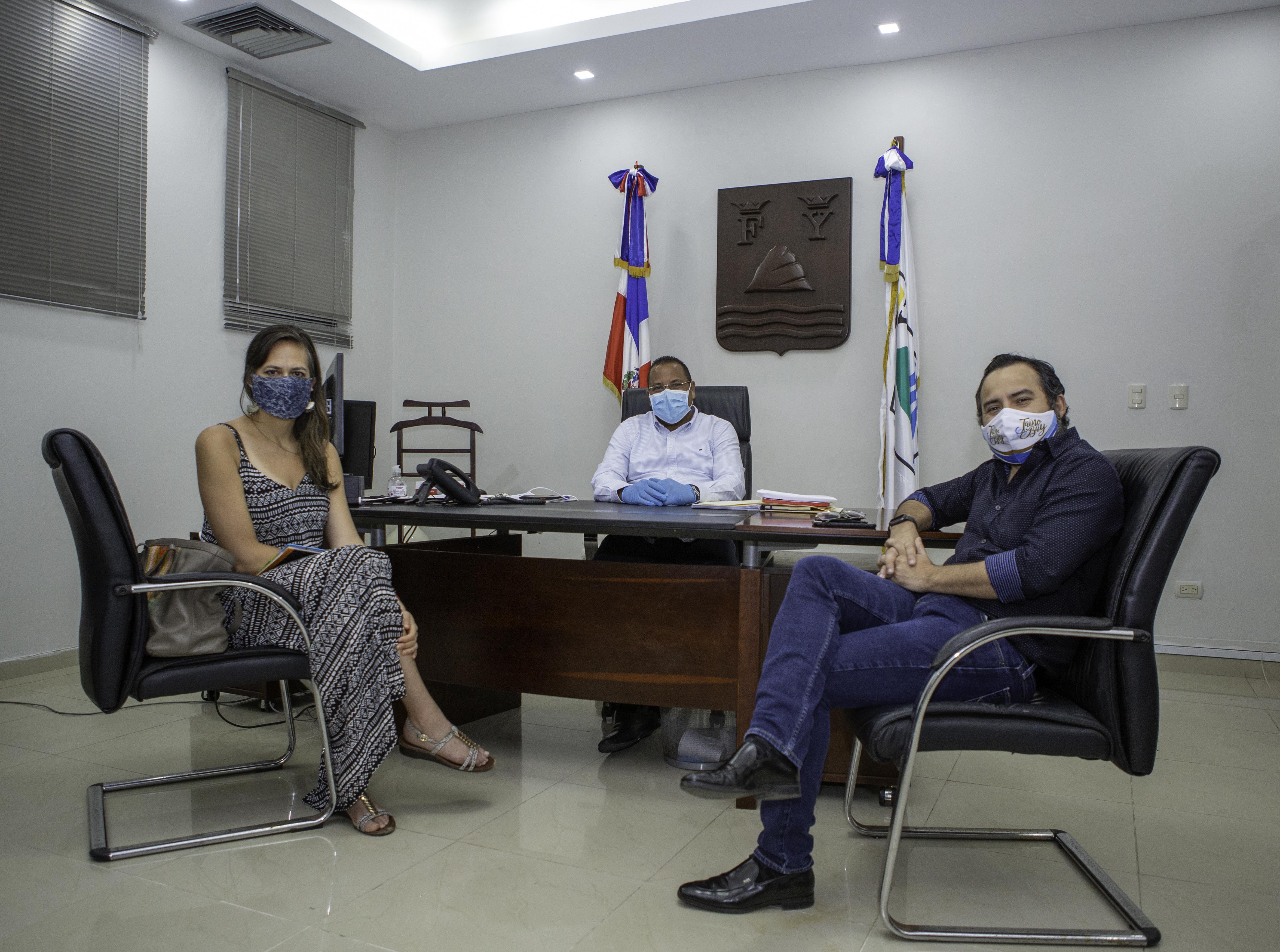 Alcalde Roquelito García se reúne con representantes del proyecto turístico Taíno Bay