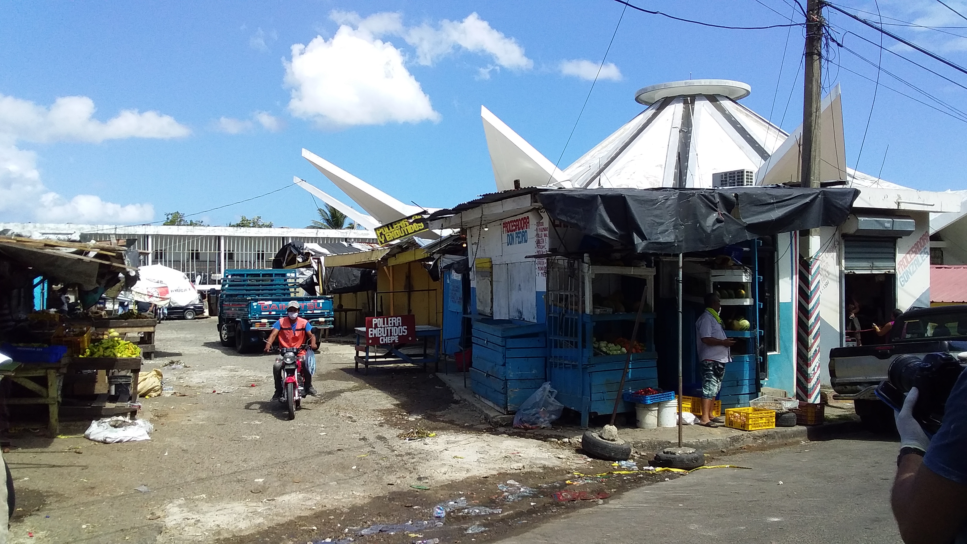 Alcaldía coordina organización vendedores de rubros agrícolas en Mercado Público de Puerto Plata