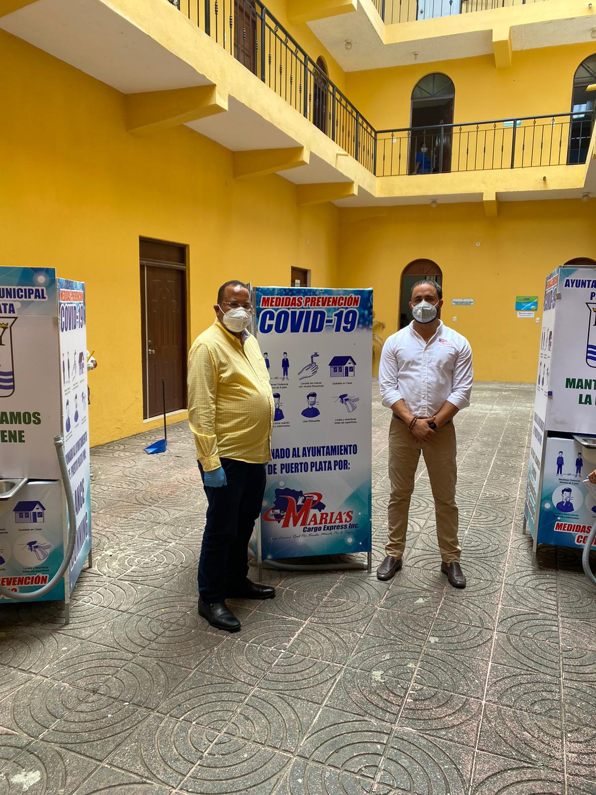 Empresa María’s Cargo Express realiza donativo de lavamanos móviles a la Alcaldía de Puerto Plata