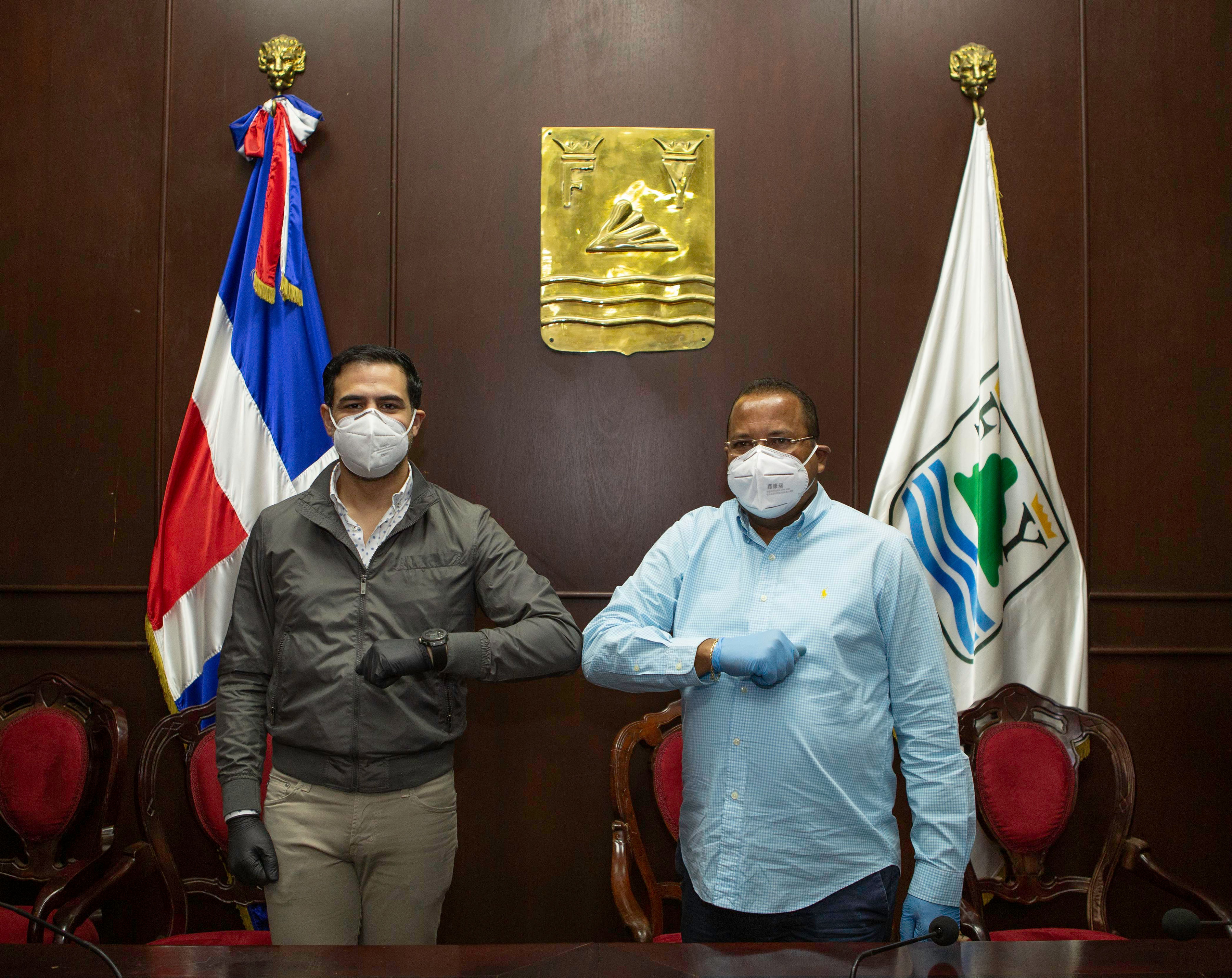 Alcalde Roquelito García recibe productor de televisión y cineasta Roberto Ángel Salcedo