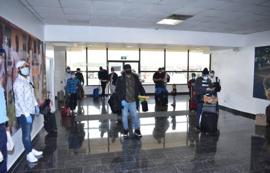 Llegan al país por Puerto Plata 28 dominicanos estaban varados en Canadá