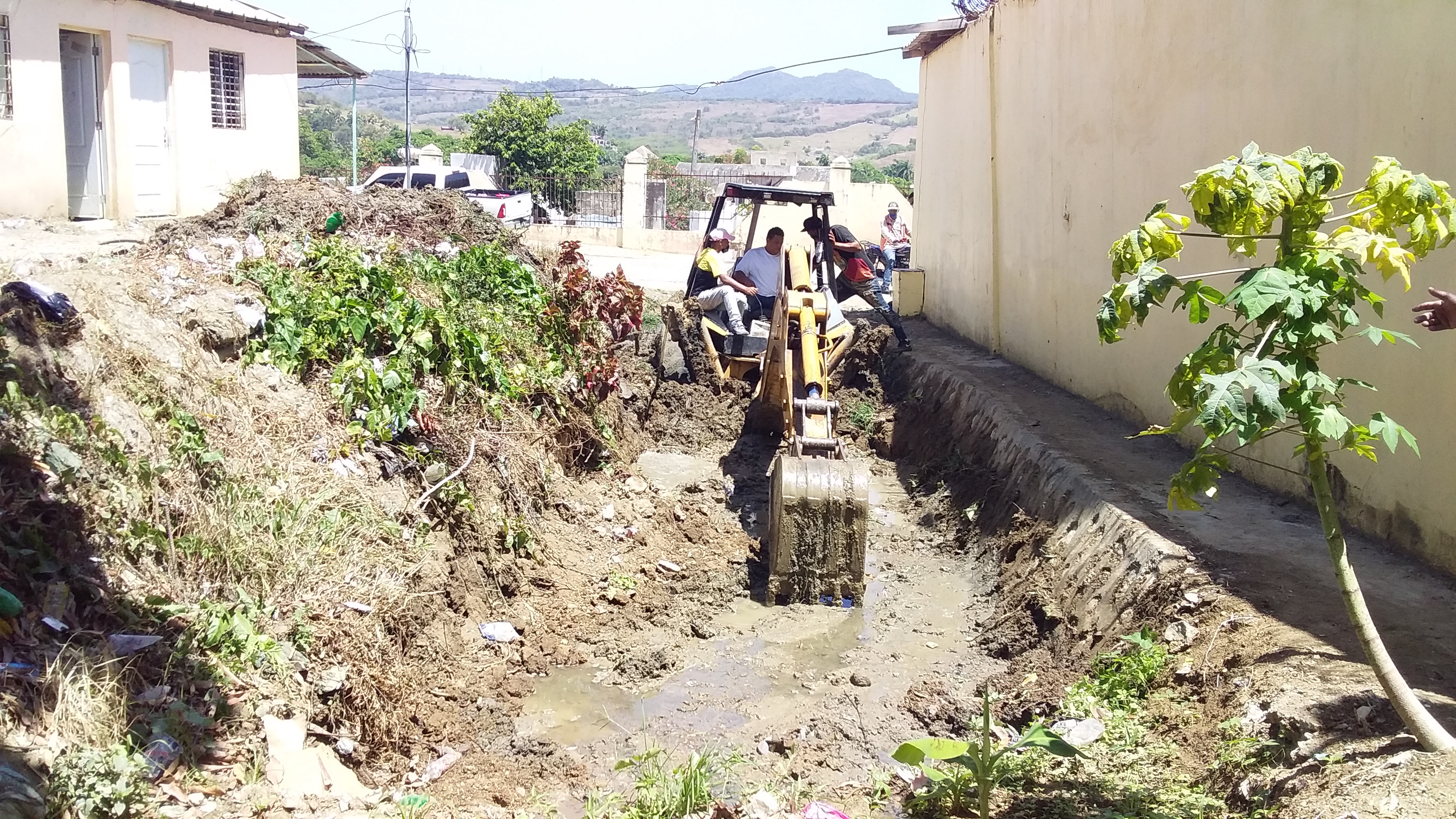 Alcaldía emprende jornada limpieza de cañadas y encaches para evitar inundaciones en San Felipe de Puerto Plata