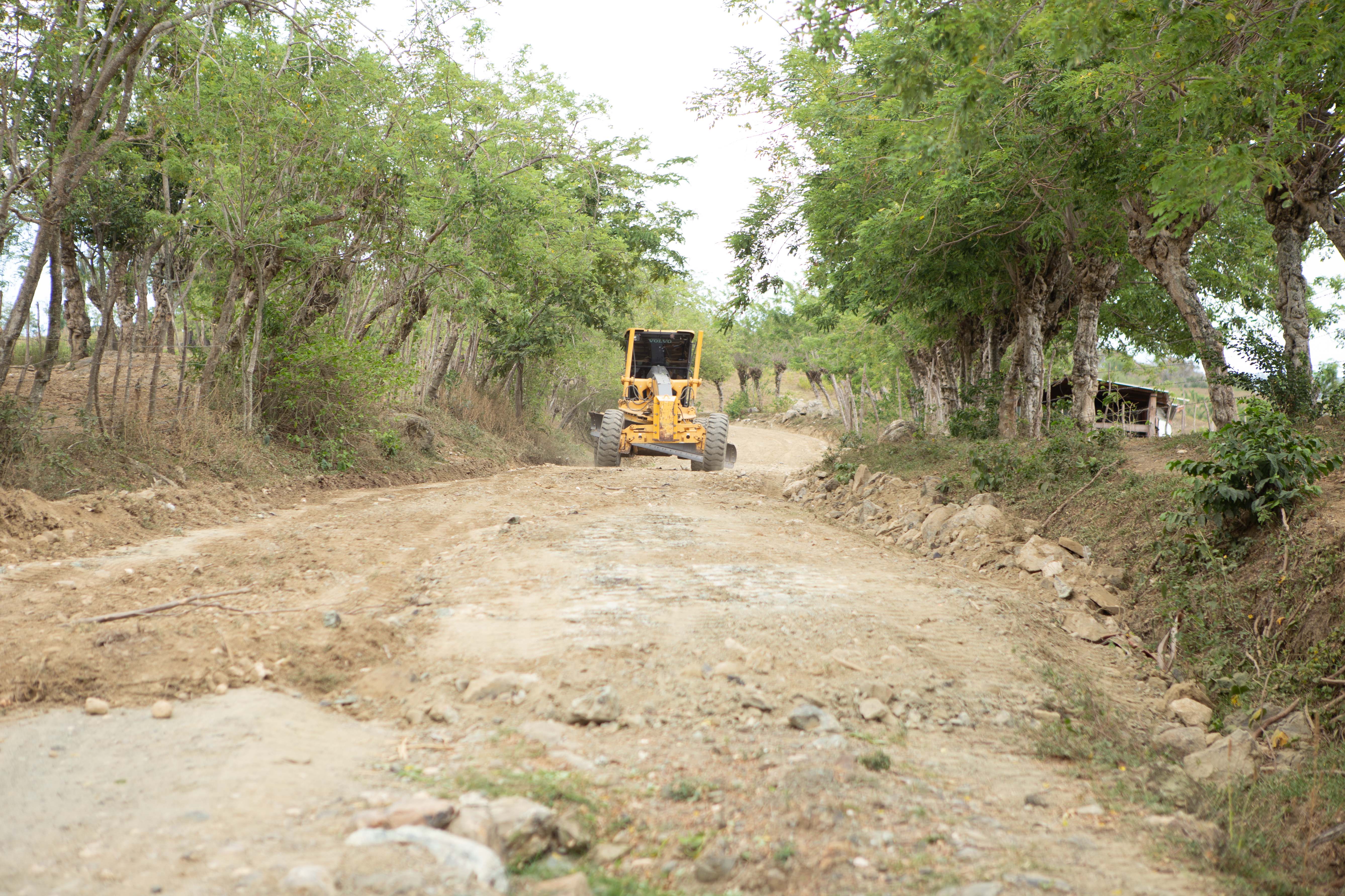 Alcaldía inicia reacondicionamiento caminos vecinales en locaciones rurales del municipio San Felipe de Puerto Plata