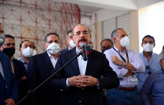 Danilo Medina felicita a Luis Abinader
