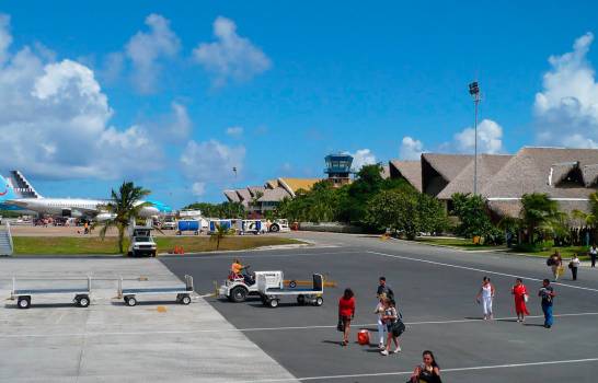 El país abre hoy a medias hoteles, restaurantes, clubes y aeropuertos