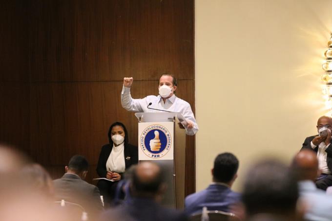 Paliza: Gobierno no consultó la aprobación de nuevo aeropuerto