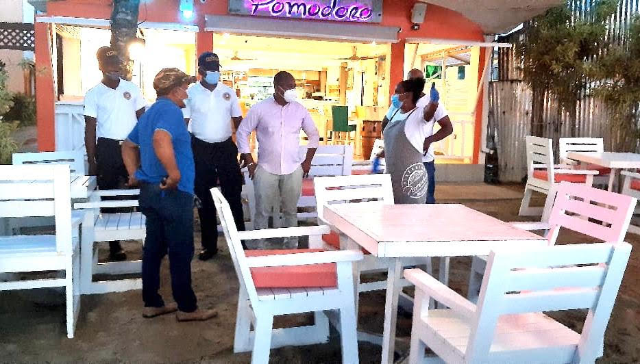 Alcaldía de Cabarete y Mitur realizan inspección de las medidas protocolares que deben seguir los establecimientos comerciales