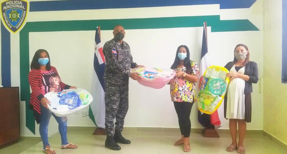 Director regional norte de PN entrega canastillas a embarazadas