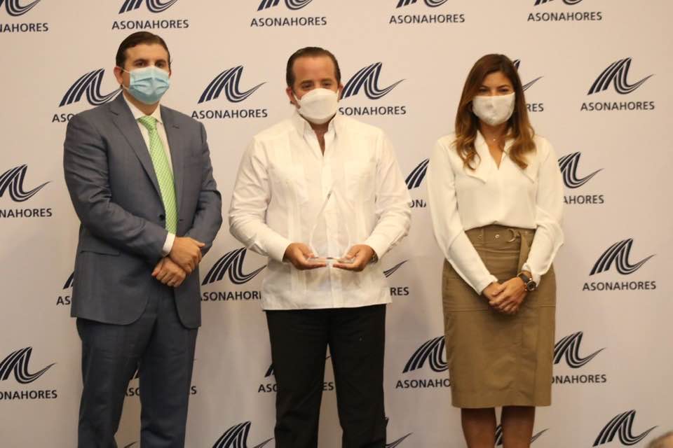 Senador José Paliza recibe reconocimientos de AIRD y ASONAHORES por sus aportes desde el Senado