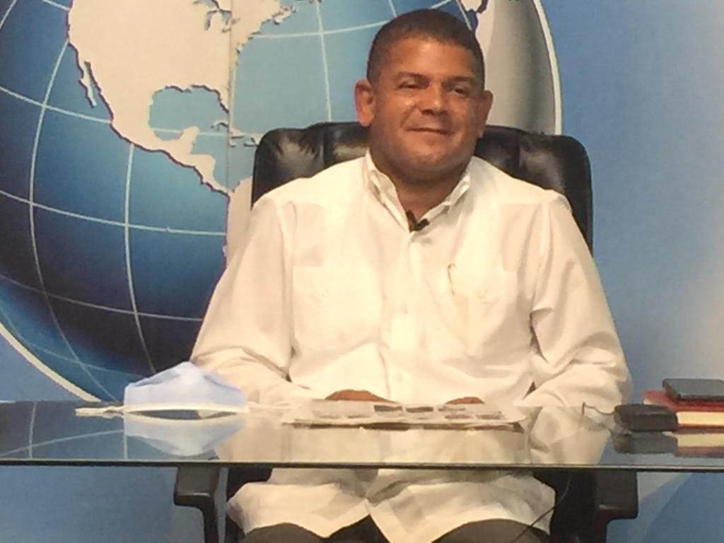 Carlos Reynoso invita a Roquelito García a buscar robots que se coman la basura y producir riquezas