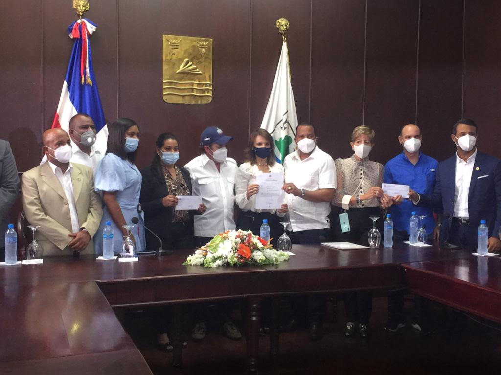 Paliza entrega a nombre del Gobierno al Ayuntamiento más de 50 millones para el mercado y otras dos obras