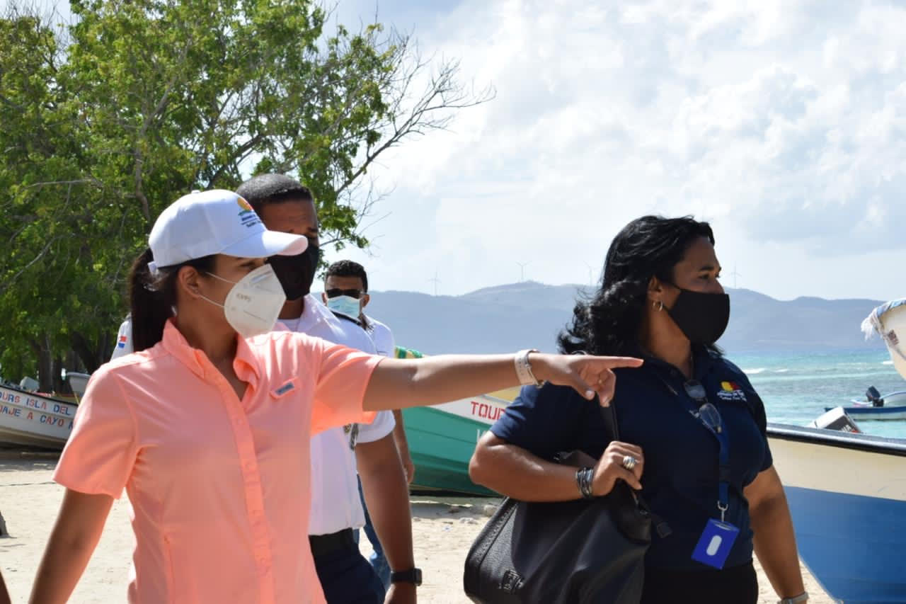 Directora regional de Turismo realiza levantamiento en Playa La Ensenada y sostiene encuento con caseteros
