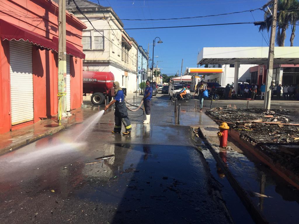 Fuego destruye dos edificaciones de madera en centro histórico de Puerto Plata