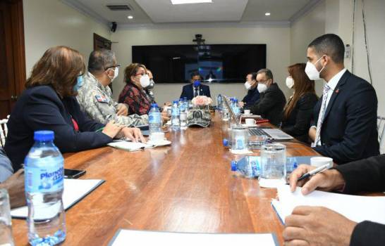 Autoridades siguen discutiendo protocolo COVID-19 para las festividades navideñas