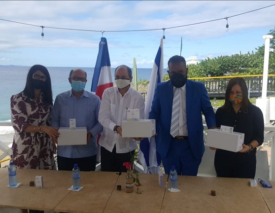 Embajada de Israel dona Spray Nasal que Previene virus respiratorios en Sosúa