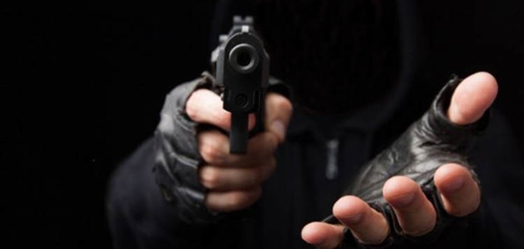 Detienen y someten a uno de dos se dedicaban a atracar mujeres en semaforos