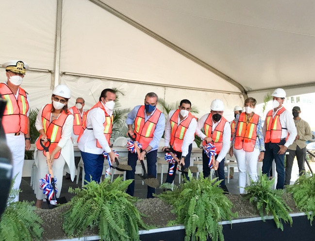 Presidente Abinader da el primer palazo para el inicio del muelle de pescadores de Puerto Plata