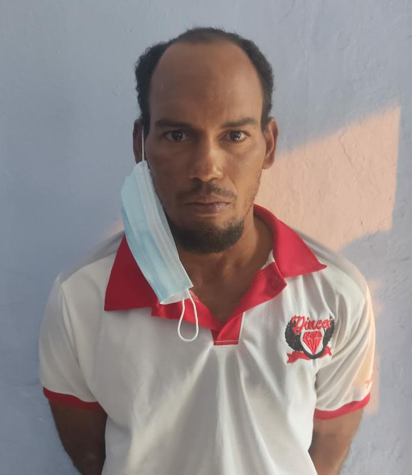 Policia le echa el guante a presunto delincuente