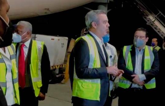 Presidente Luis Abinader recibe primer lote de las vacunas para la COVID-19