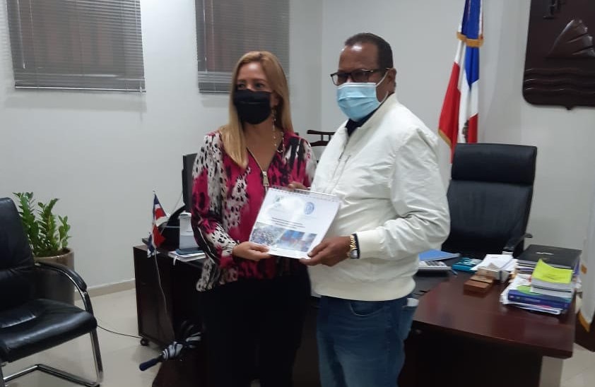 Cámara de Comercio de Puerto Plata entrega a Alcaldía municipal documentación para plan de reorganización de tránsito y transporte