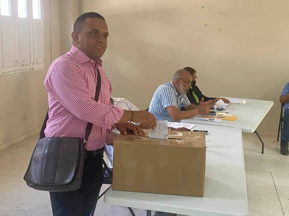 Tony Almonte derrota a Leonardo Medrano 29 a 18 votos, resultando reelecto para un segundo mandato