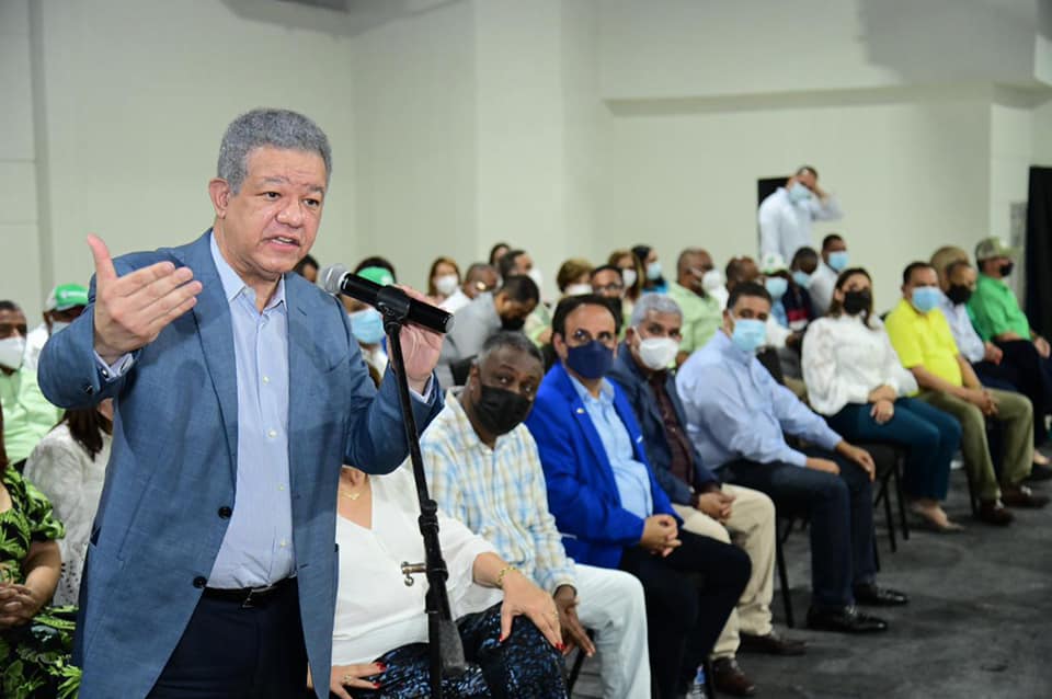 Leonel Fernández proclama que Fuerza del Pueblo no está en el Gobierno y que es un partido de oposición que defiende los intereses del pueblo