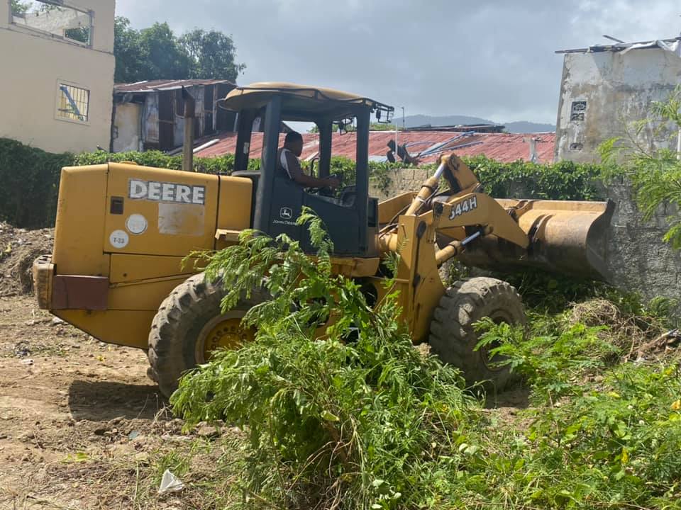 Ayuntamiento limpia solar de ADOMPRETUR destinado a construir sede del gremio y el Museo del Turismo de Puerto Plata