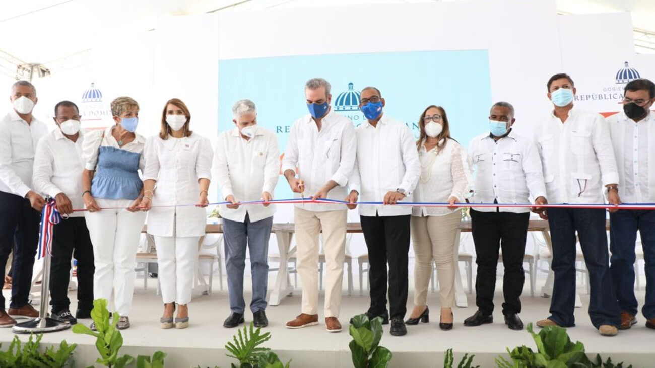 Presidente Abinader deja en servicio la carretera turística Gregorio Luperón