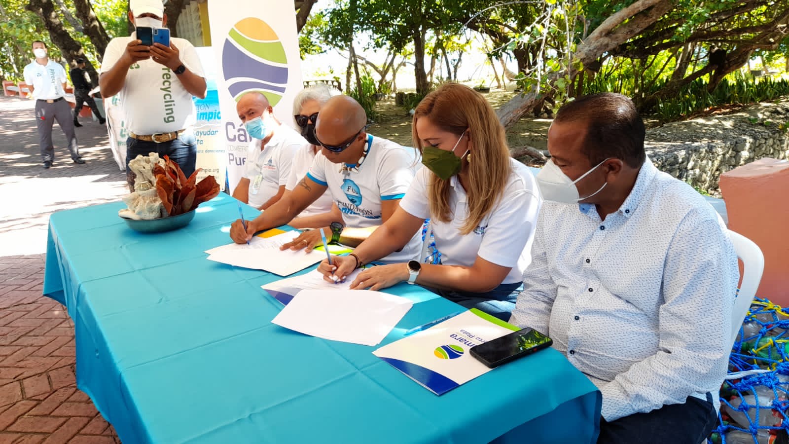 Cámara de Comercio de Puerto Plata y Fundación Océano Limpio suscriben convenio de colaboración e instalan biobarda