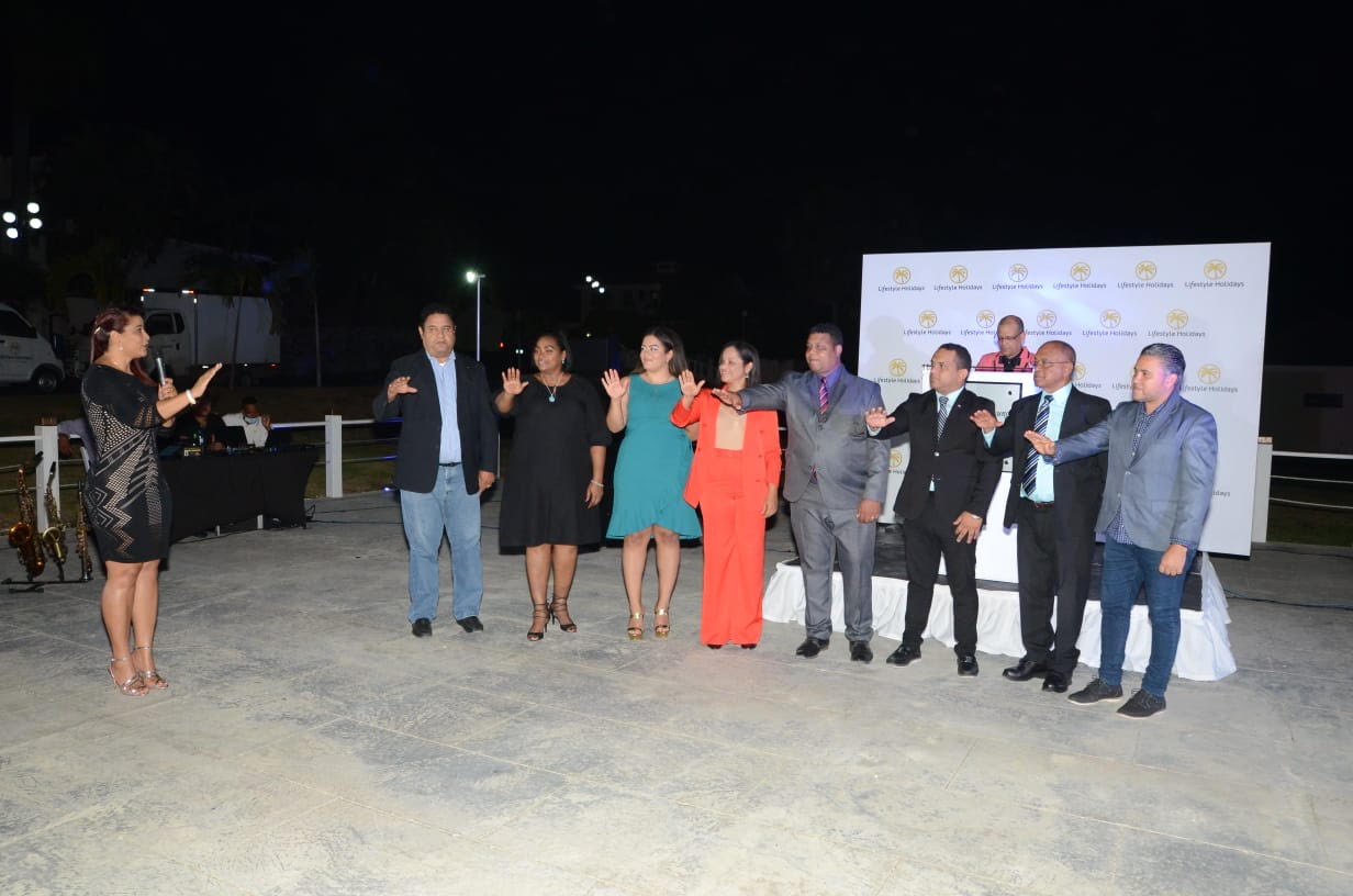 Mediante un lujoso y concurrido acto realizado  en el hotel Lifestyle Holidays Vacation Club fue juramentado y posesionado el nuevo Comité Ejecutivo de ADOMPRETUR PP
