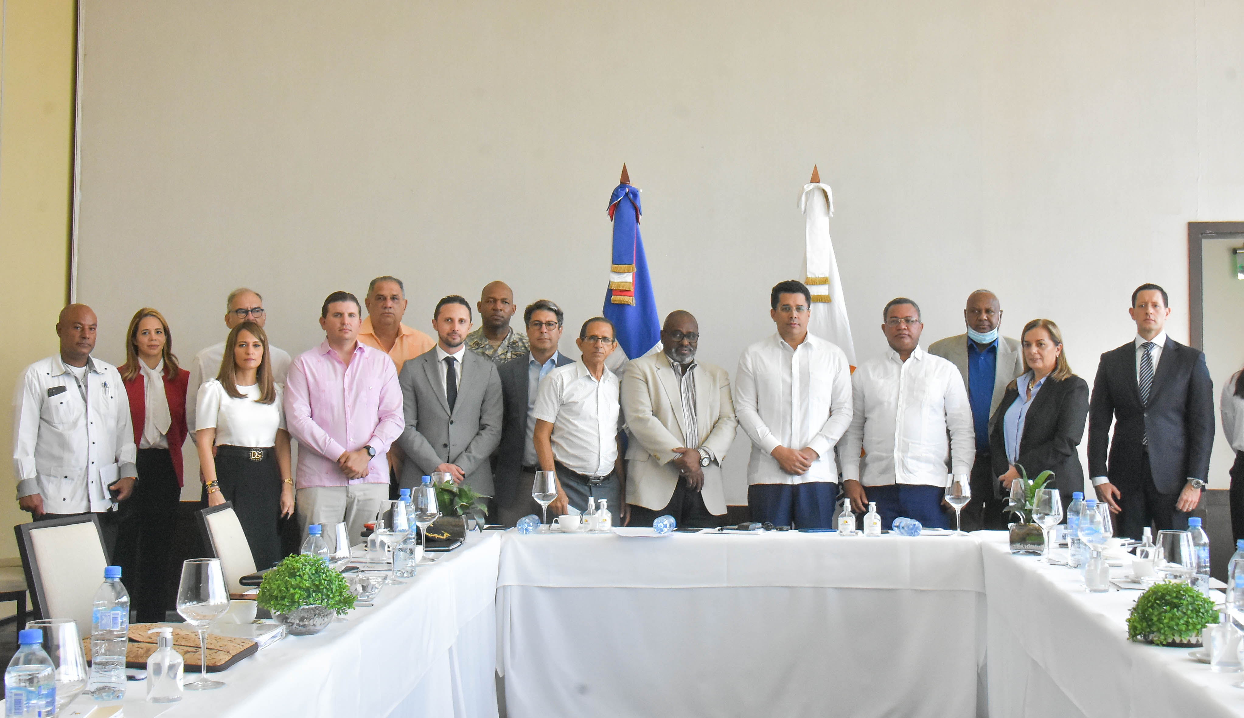 Gabinete Turismo logra acuerdo entre taxistas y Uber que operan en destinos turísticos