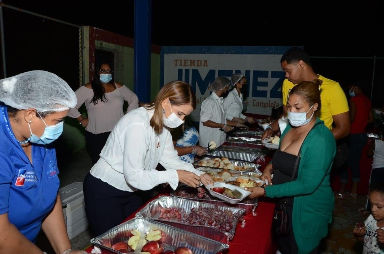 Gobernadora lleva cena navideña a familias del Padre Granero