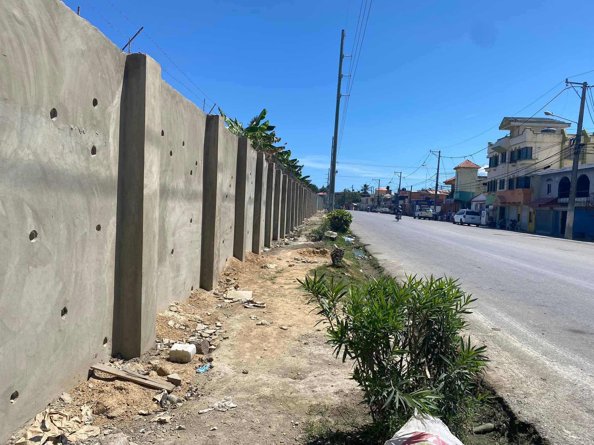 Por Dios, señores del ayuntamiento, CORAAPPLATA o Taíno Bay reconstruyan la acera sur de la terminal de cruceros que luce horrorosa y es una vergüenza