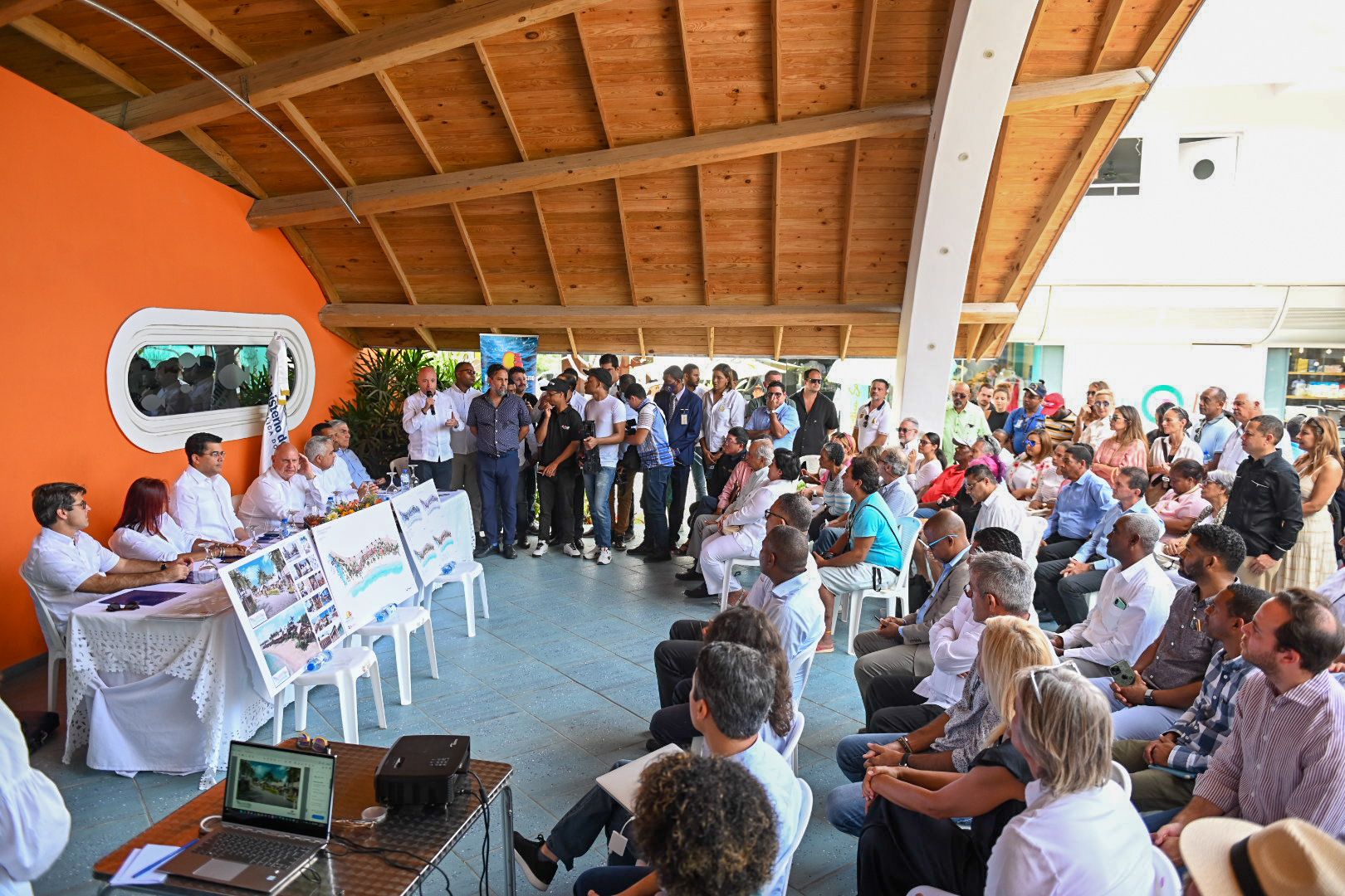 Ministro de Turismo presenta diseño de lo que será el Pueblo de los Pescadores, en Las Terrenas