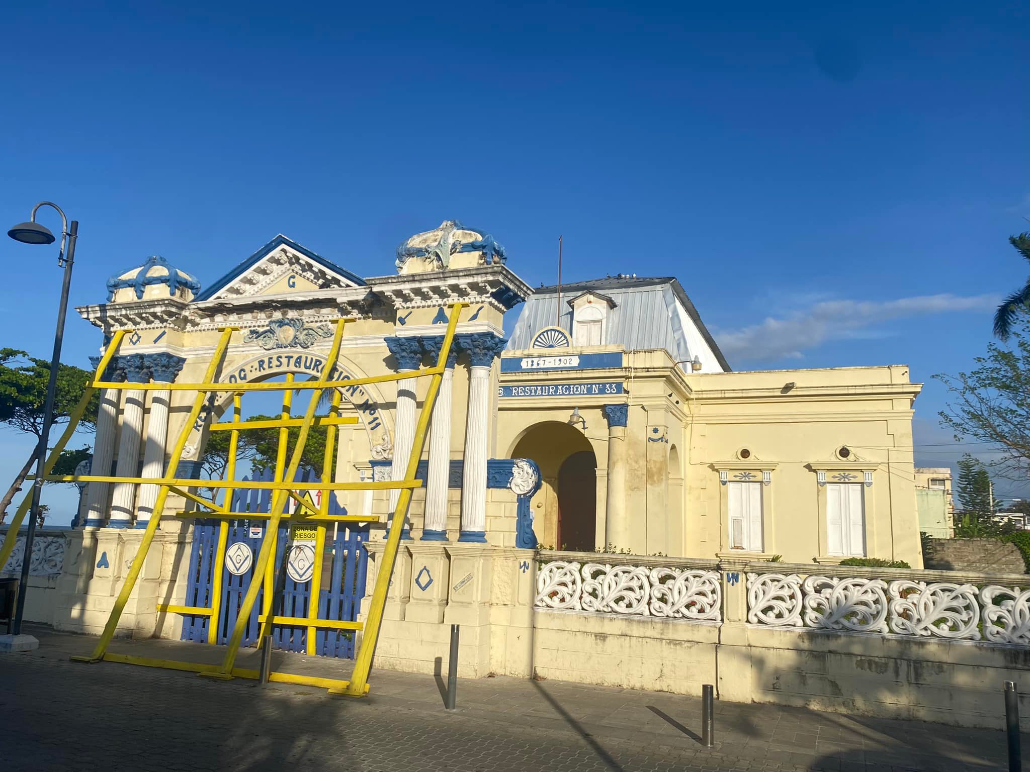 Informe de miembro del CODIA recomienda demolición de pórtico de Logia Restauración No. 11 y construcción de réplica