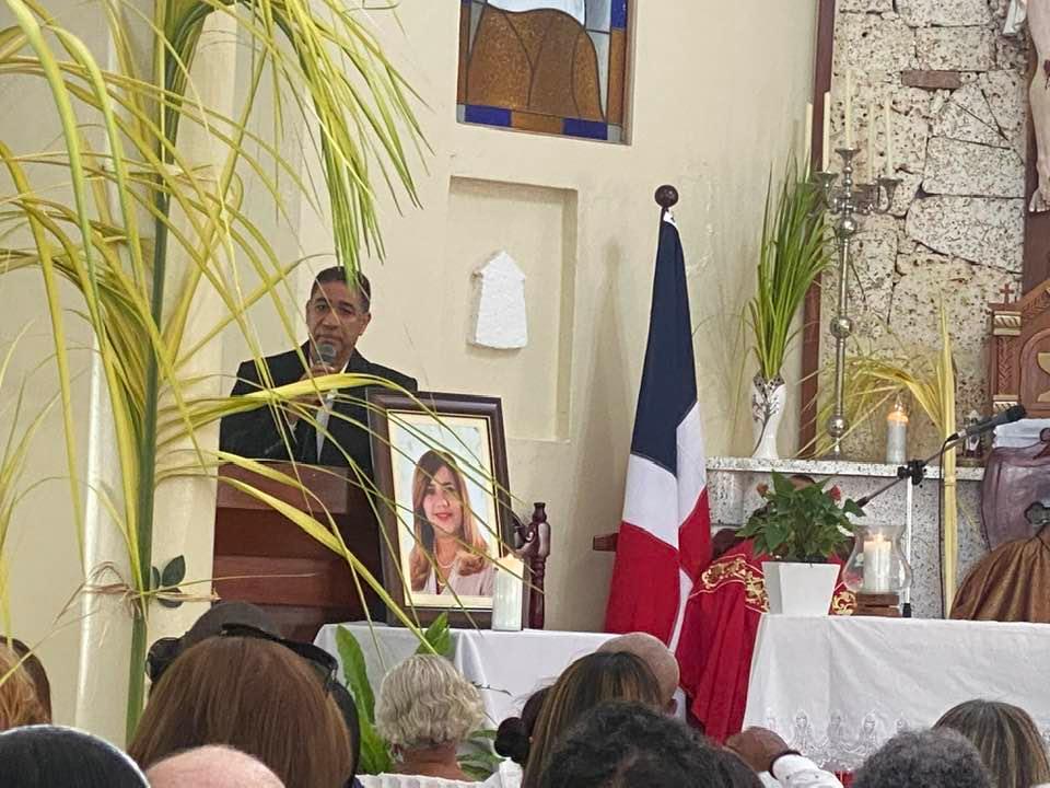 Puerto Plata vierte un mar de lágrimas conmovida por el lastímero discurso del ex senador Francis Vargas en el novenario de su hermana Dulce María Vargas