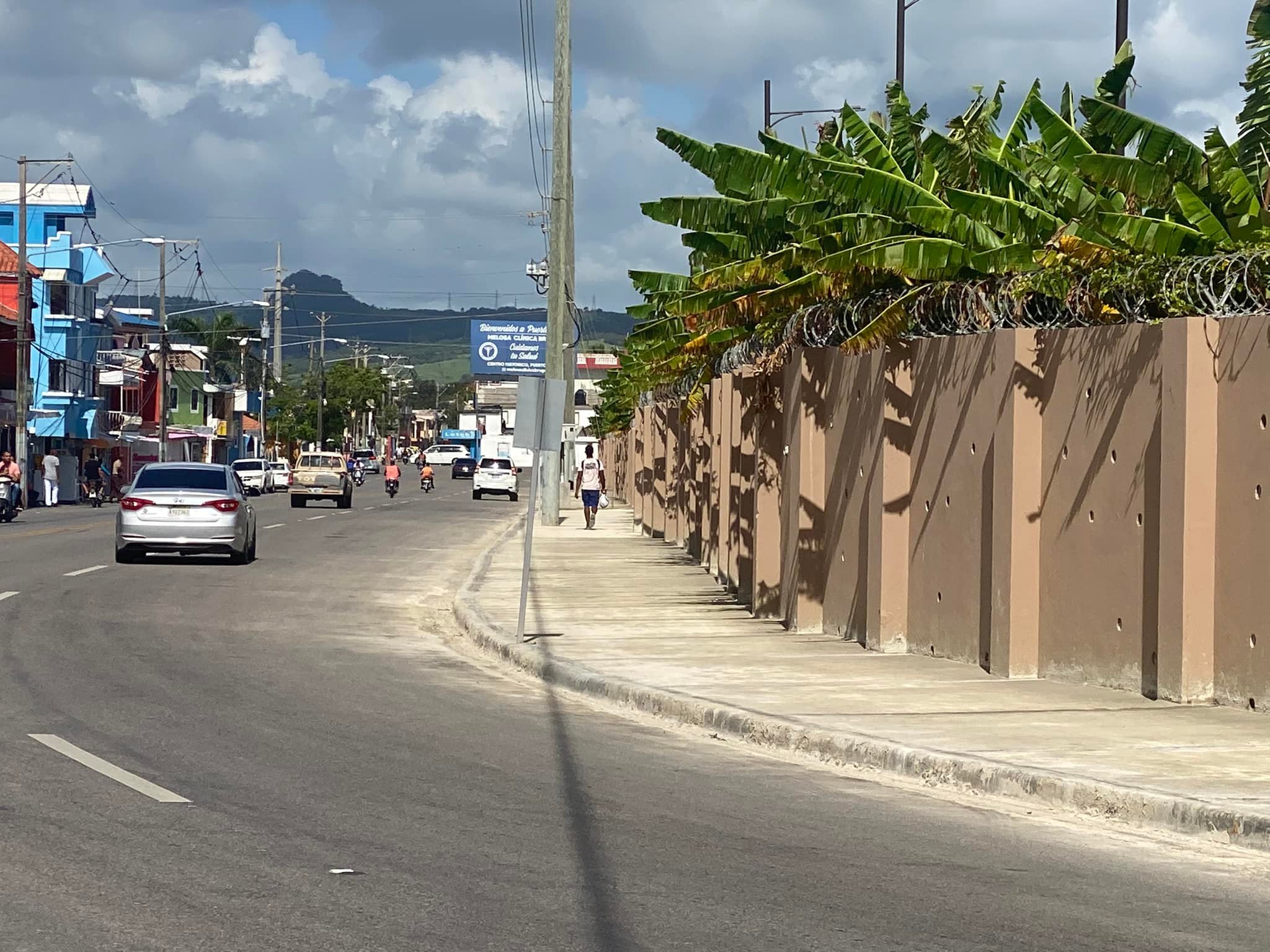 Ayuntamiento reconstruye acera bordea lado sur-este de verja perimetral terminal de cruceros Taíno Bay