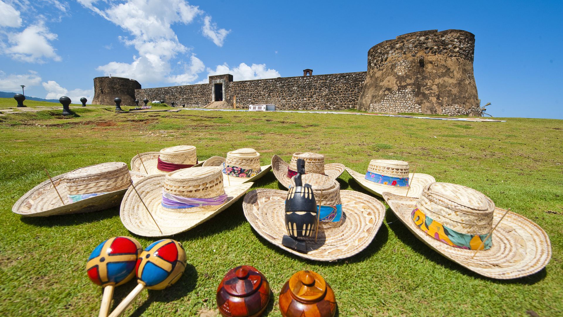 Anuncian Turismo remozará y dotará de facilidades para cruceristas las playas de Long Beach y Cosita Rica