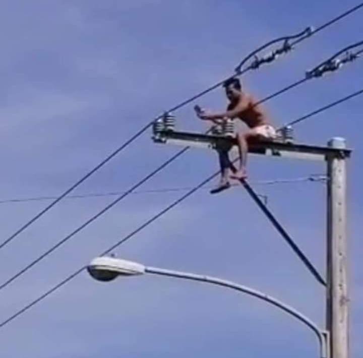 Socorristas rescatan con éxito venezolano se subió a un poste del tendido eléctrico en Cabarete