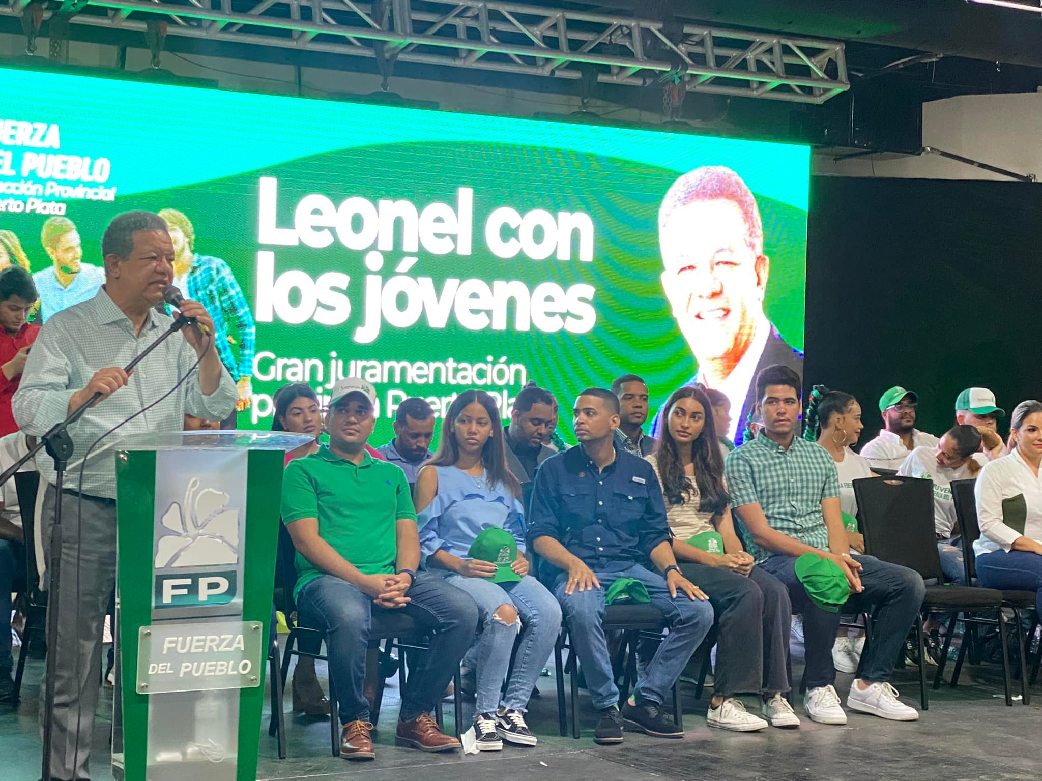 Leonel Fernández juramenta a cientos de jóvenes en la Fuerza del Pueblo, se reúne con ganaderos, empresarios y comerciantes en Puerto Plata