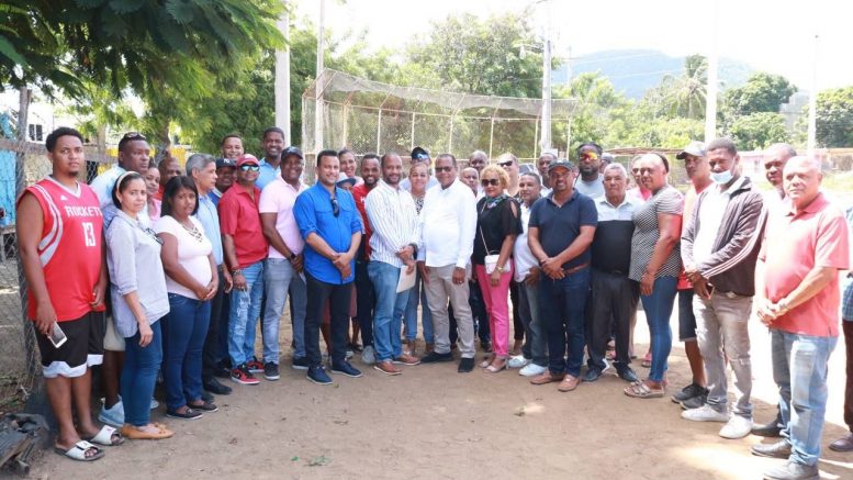 Alcalde Roquelito García entrega primera partida para cierre play de San Marcos