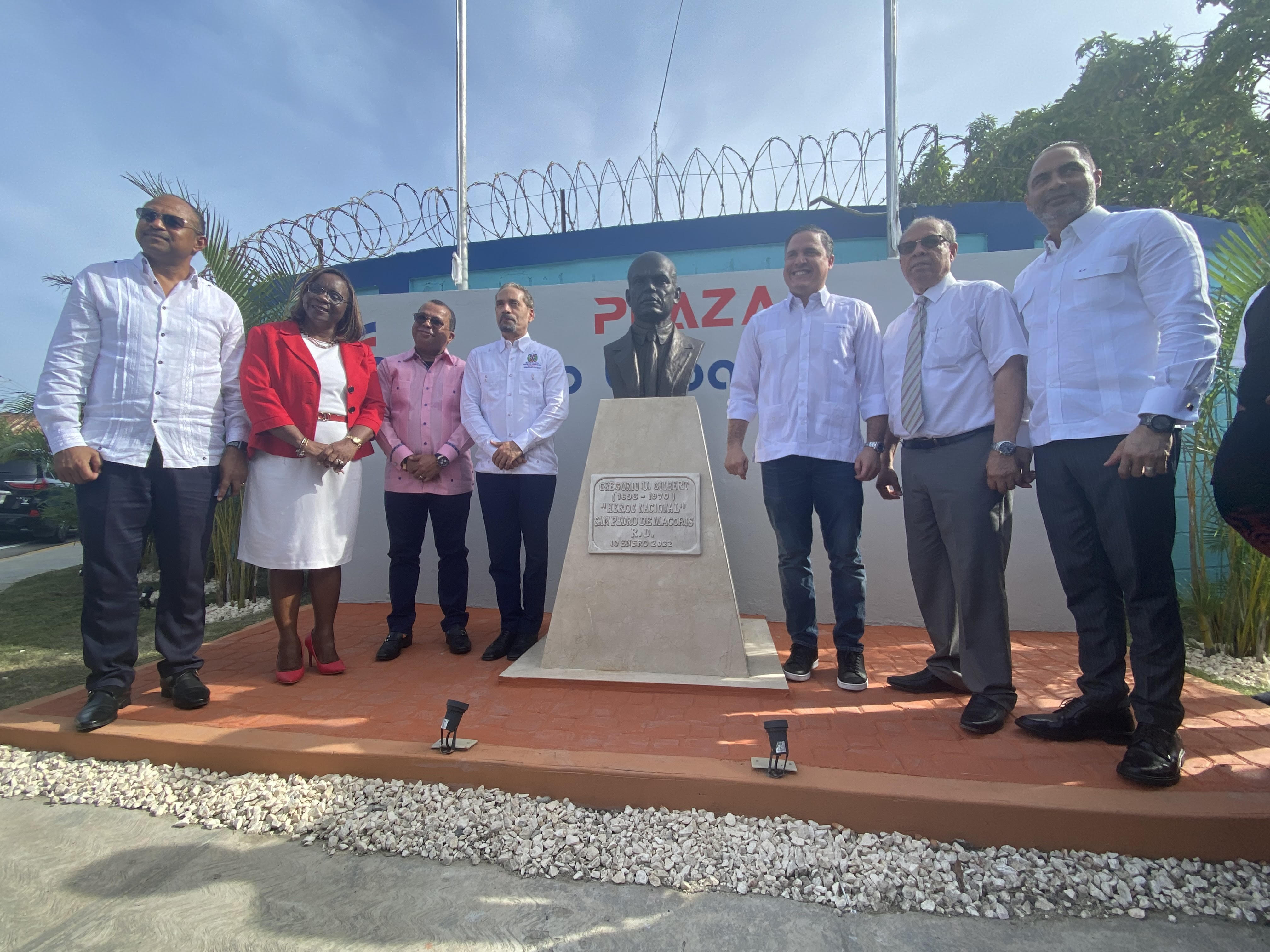 Honran con nombre de Héroe Gregorio Urbano Gilbert plaza en su honor construida a la entrada de puerto San Pedro de Macorís