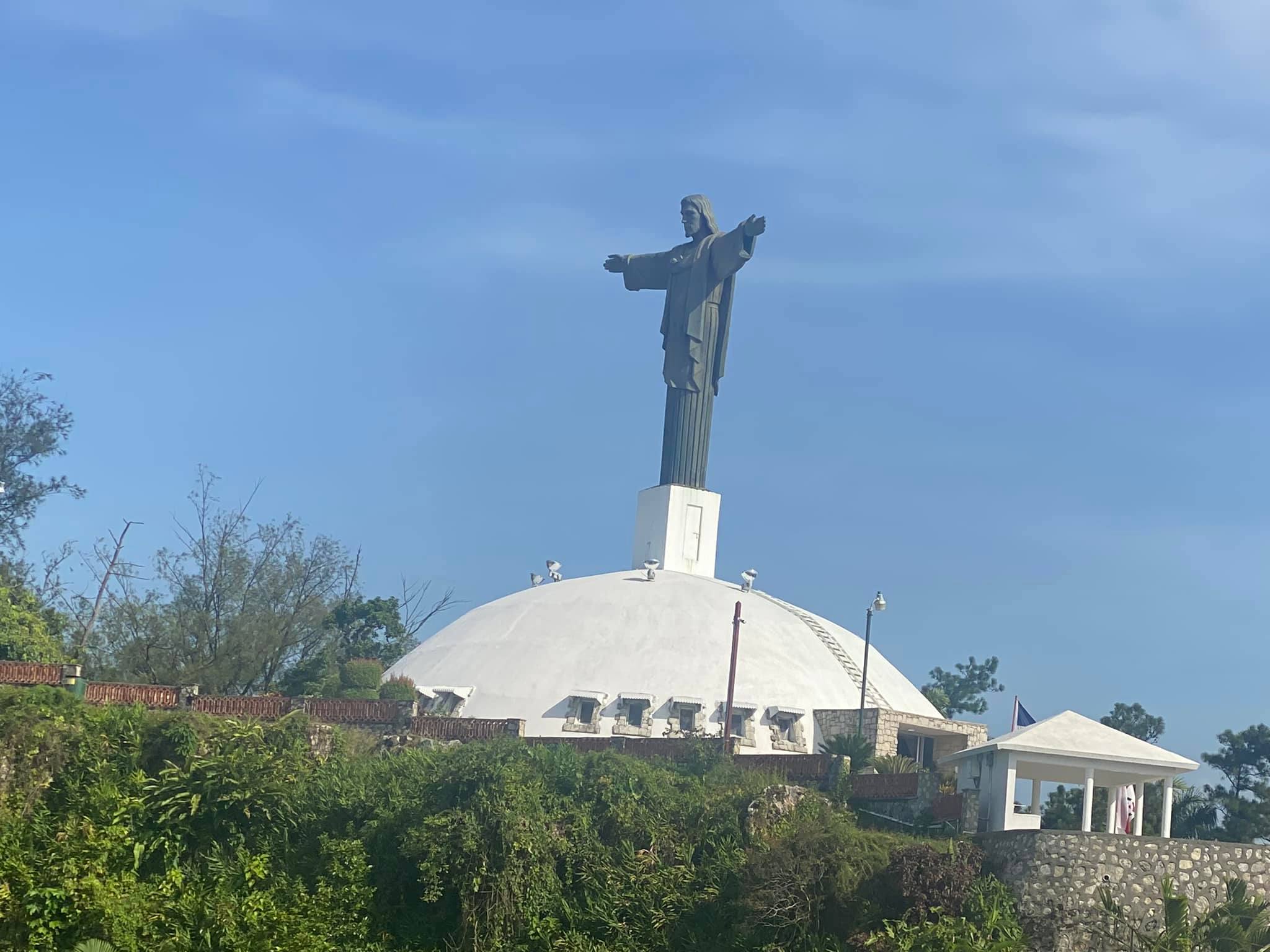 Mejoras hechas en la cúspide de la montaña Isabel de Torres por disposición del titular de Turismo, David Collado y ejecutadas por el administrador, Atahualpa Paulino