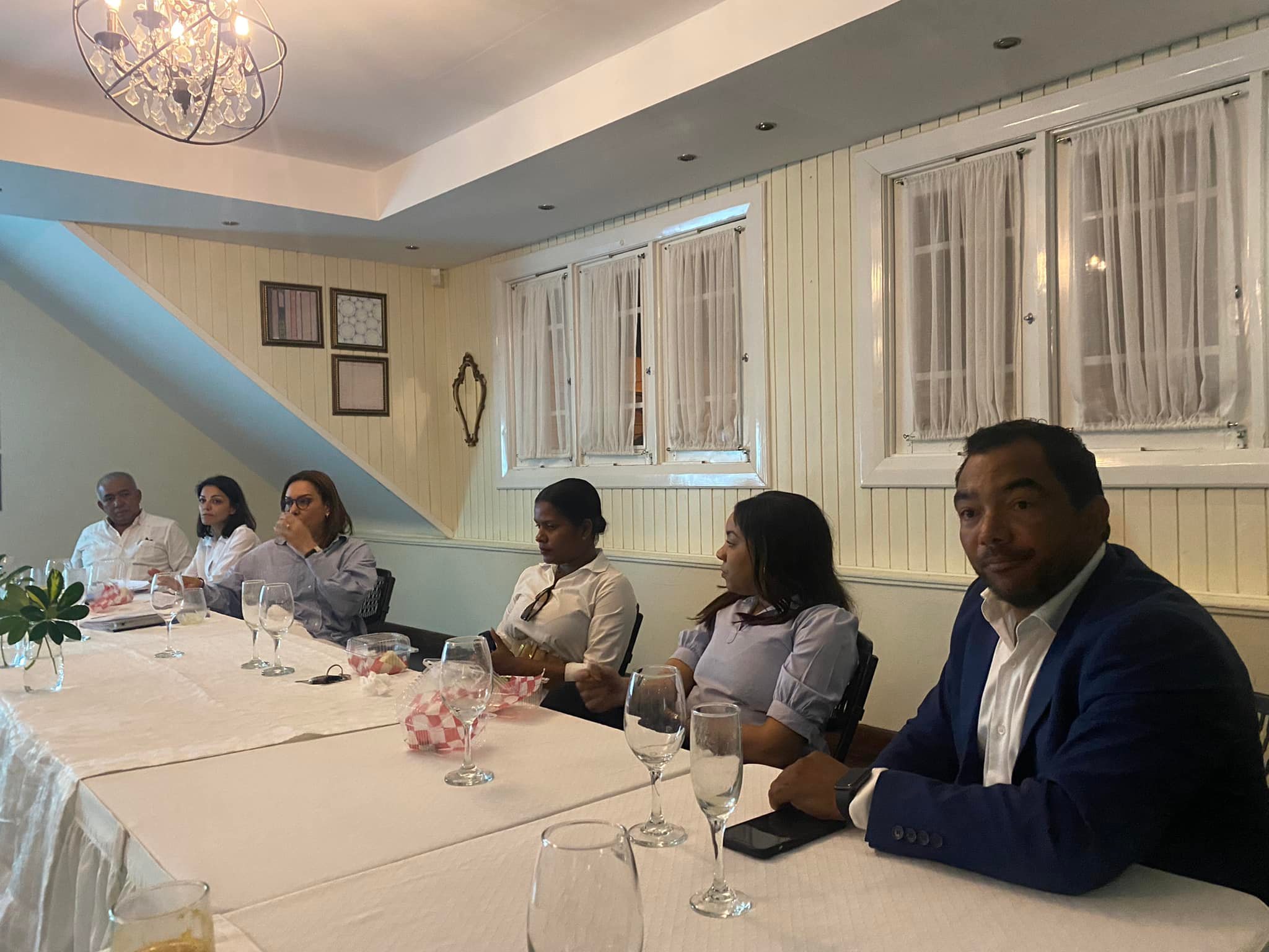 Dirigentes de Cluster Turístico y Asociación de Hoteles del Norte se reúnen con comunicadores y hablan sobre situación del destino