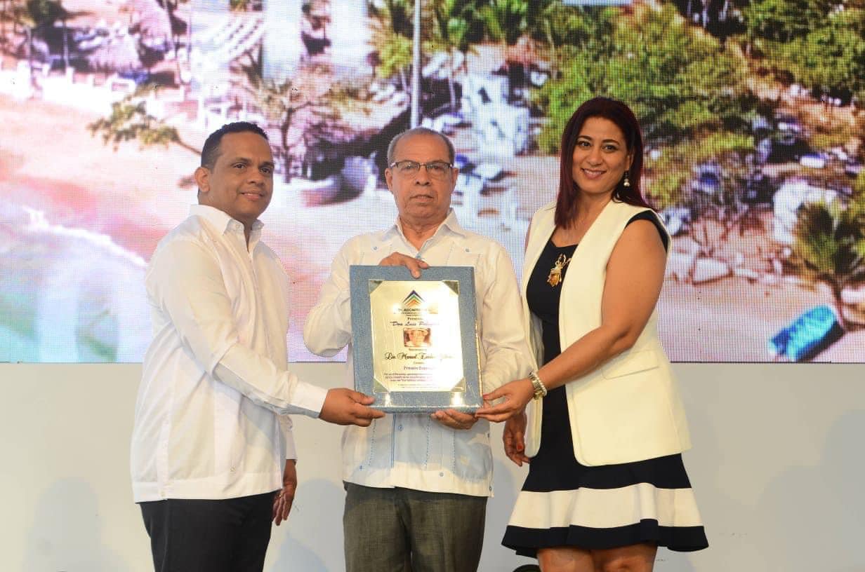 ADOMPRETUR Puerto Plata reconoce a Manuel Gilbert, creador de los Premios Epifanio Lantigua y Luís Pelegrin