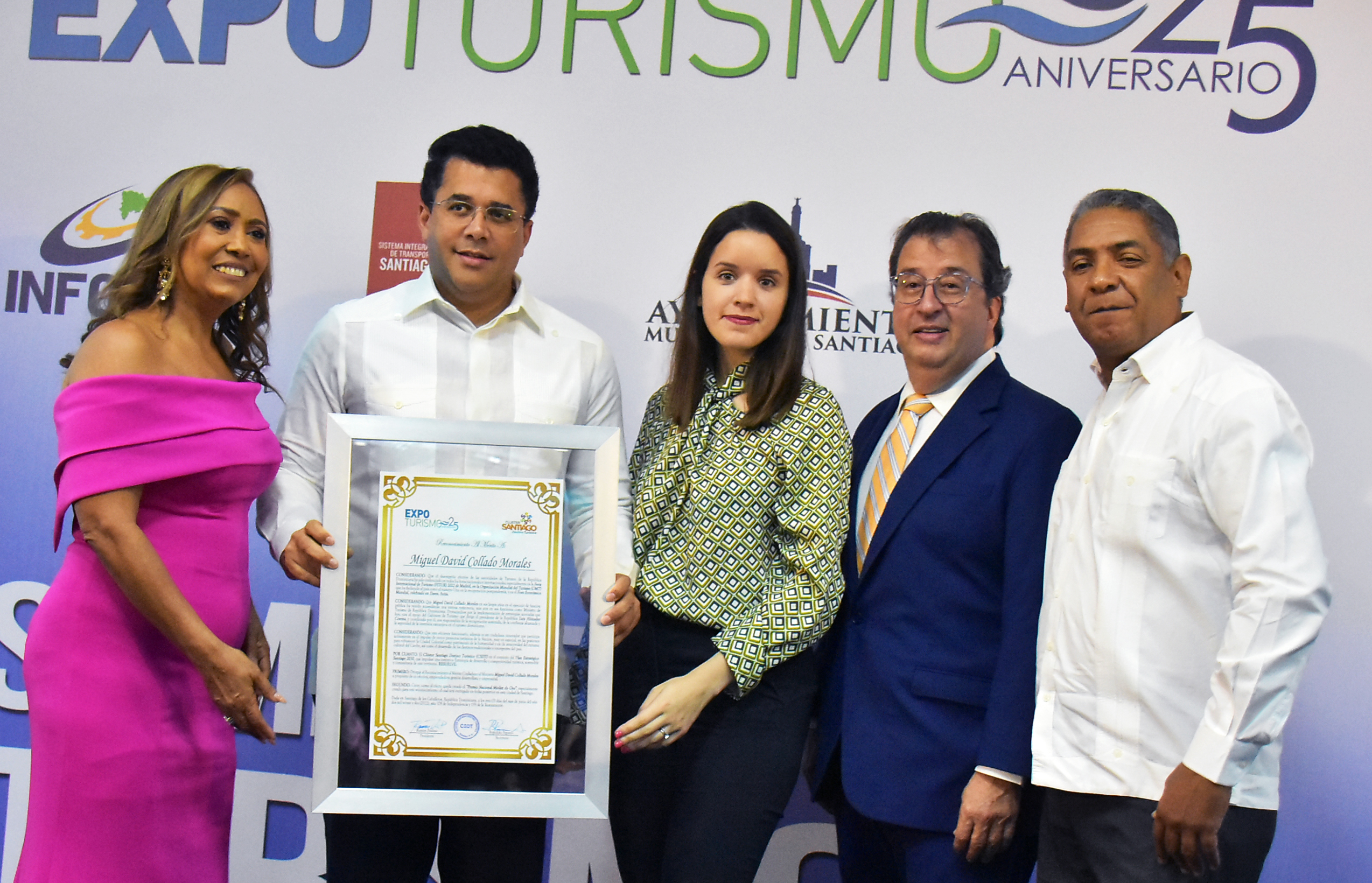 Collado recibe placa de reconocimiento de Expoturismo y Clúster Turístico de Santiago por eficiente gestión al frente del Mitur