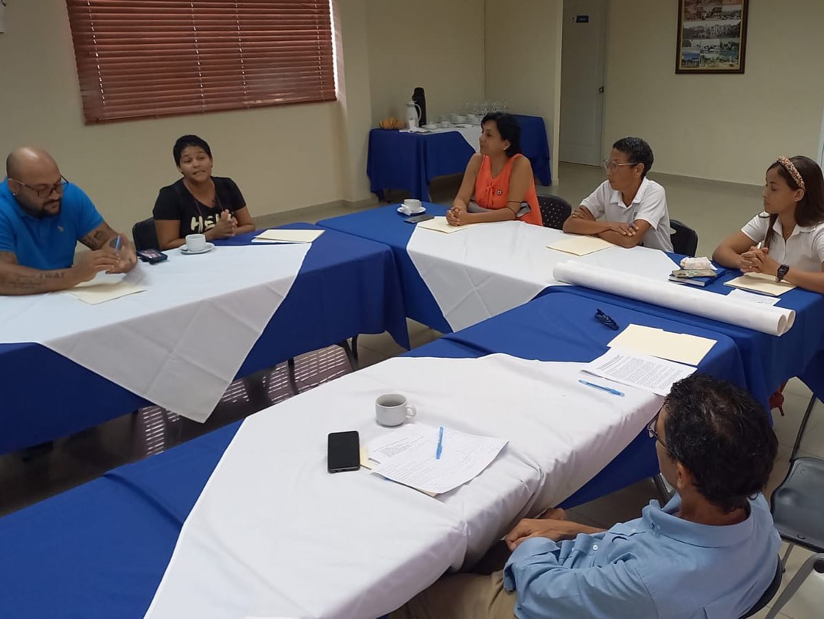 Cámara de Comercio de Puerto Plata y Ayuntamiento municipal buscan solución al problema de los perros en condiciones de calle