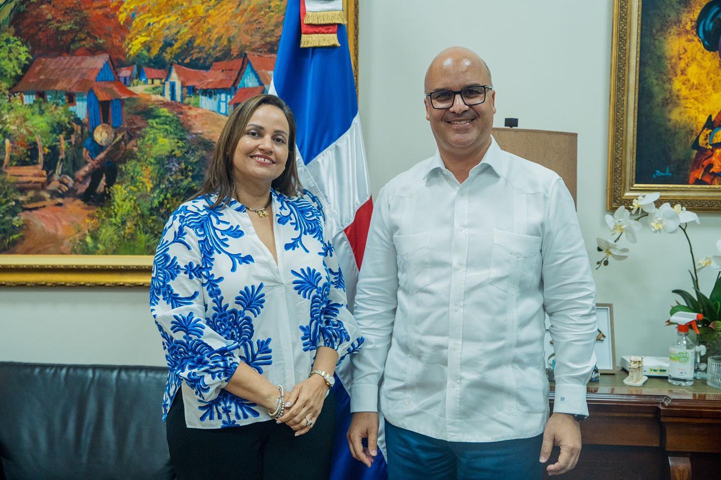 Viceministro Igor Rodríguez sostiene encuentro con encargada construcción Casa de Periodistas de Puerto Plata