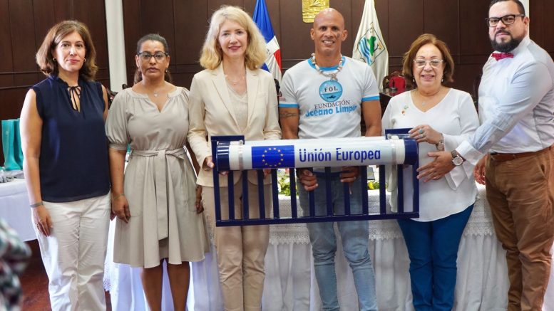 La Unión Europea y Océano Limpio firman acuerdo por el medioambiente