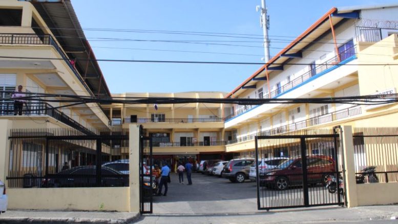 Denuncian hotel disfrazado de escuela hotelería opera en edificio junto a cuatro escuelas en Puerto Plata